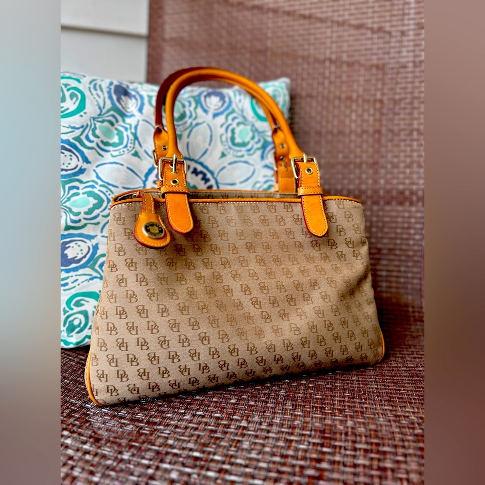 DOONEY & BOURKE H035C BN BUCKLE
SATCHEL BAG